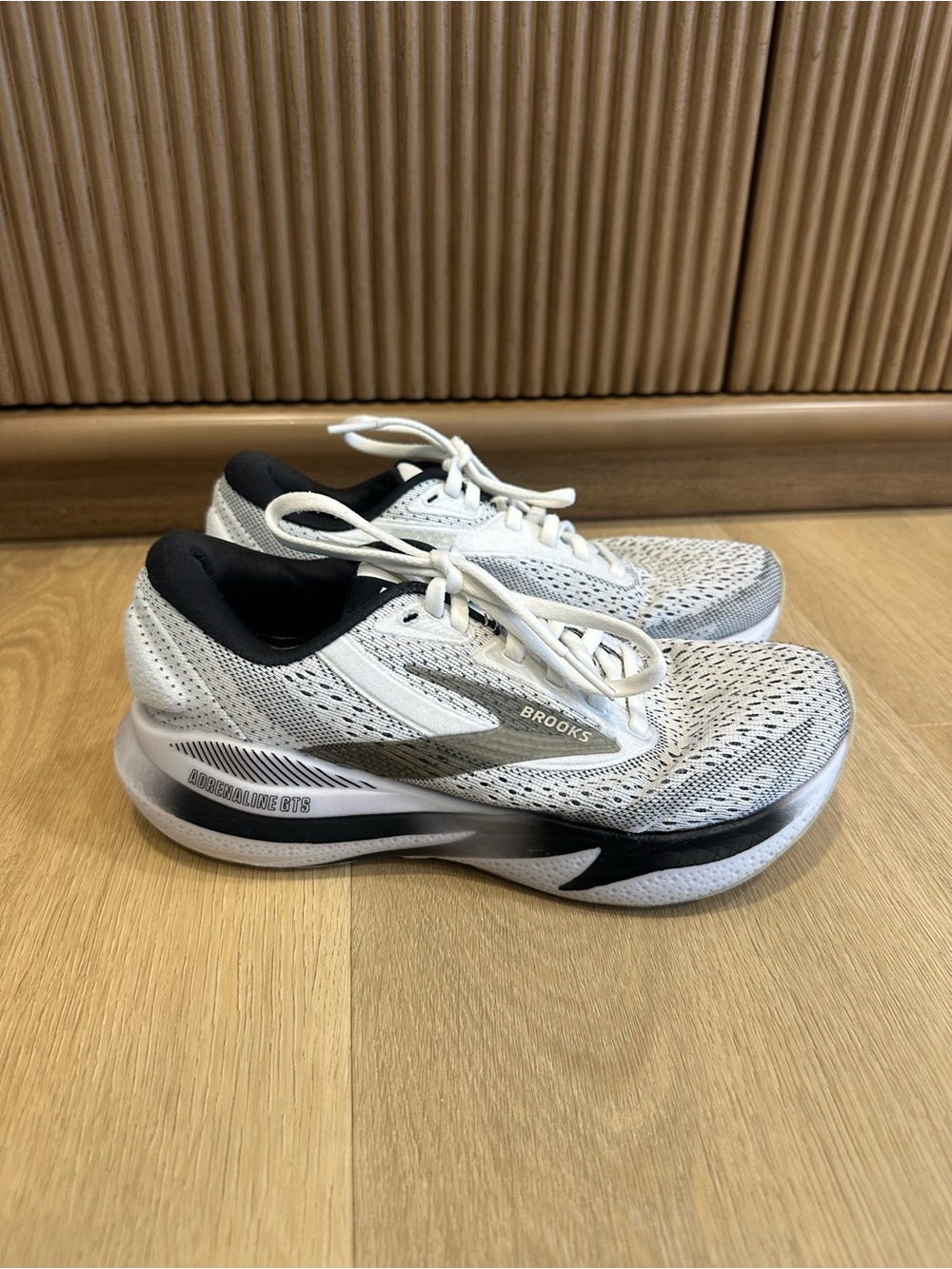 Brooks Adrenaline GTS 24 running shoes size 6 - Picture 1 of 8